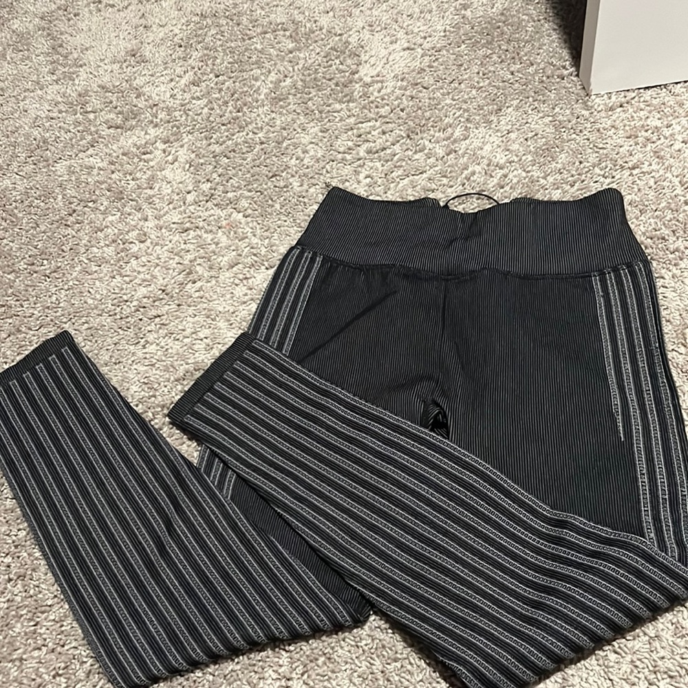 Fabletics size large peekaboo leggings